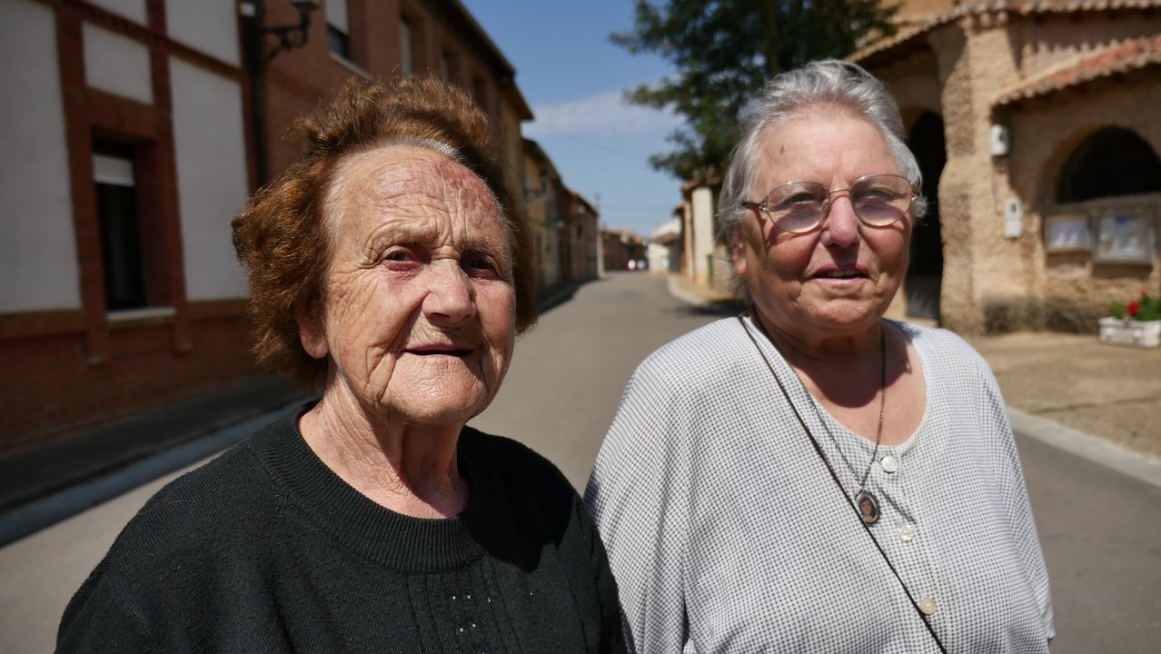 Encarnación y Daniel son vecinos de Burgo Ranero y creen que «sin peregrinos, el pueblo estaría más triste»