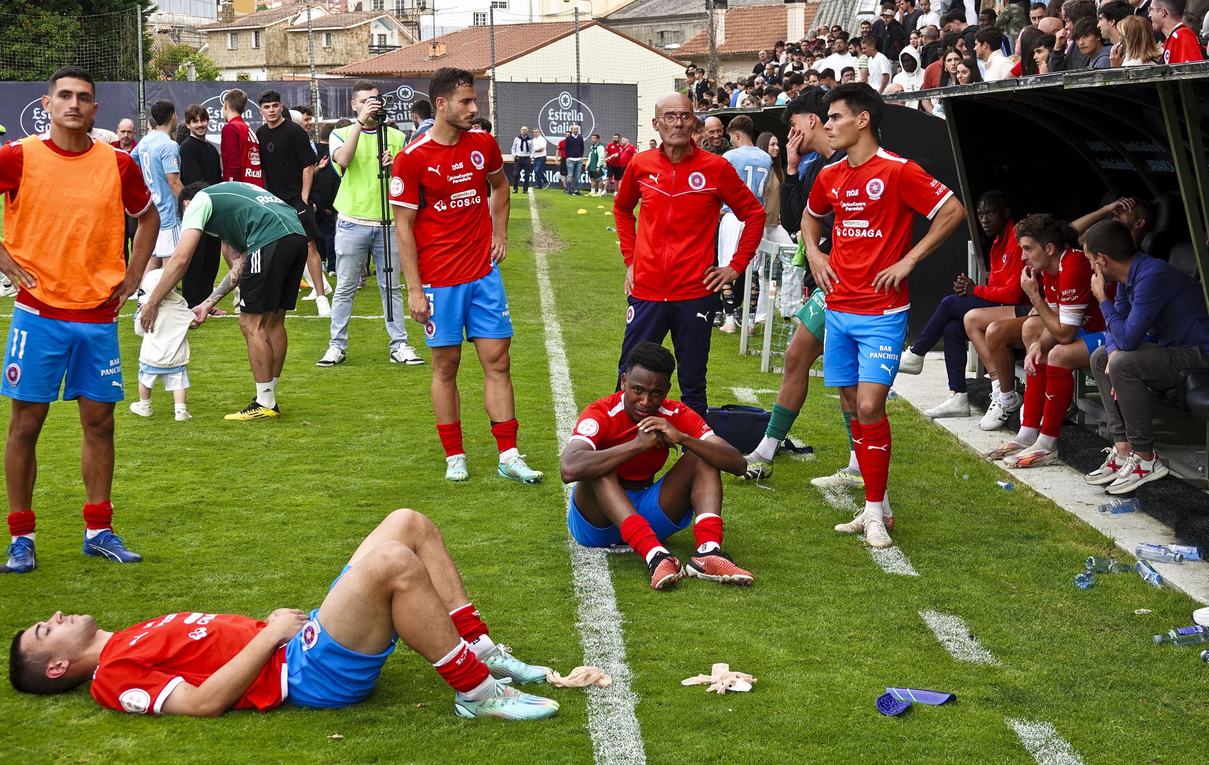 Xogadores do UD Ourense desolados despois de perder o partido contra o Celta C Gran Pea. 09/06/2024