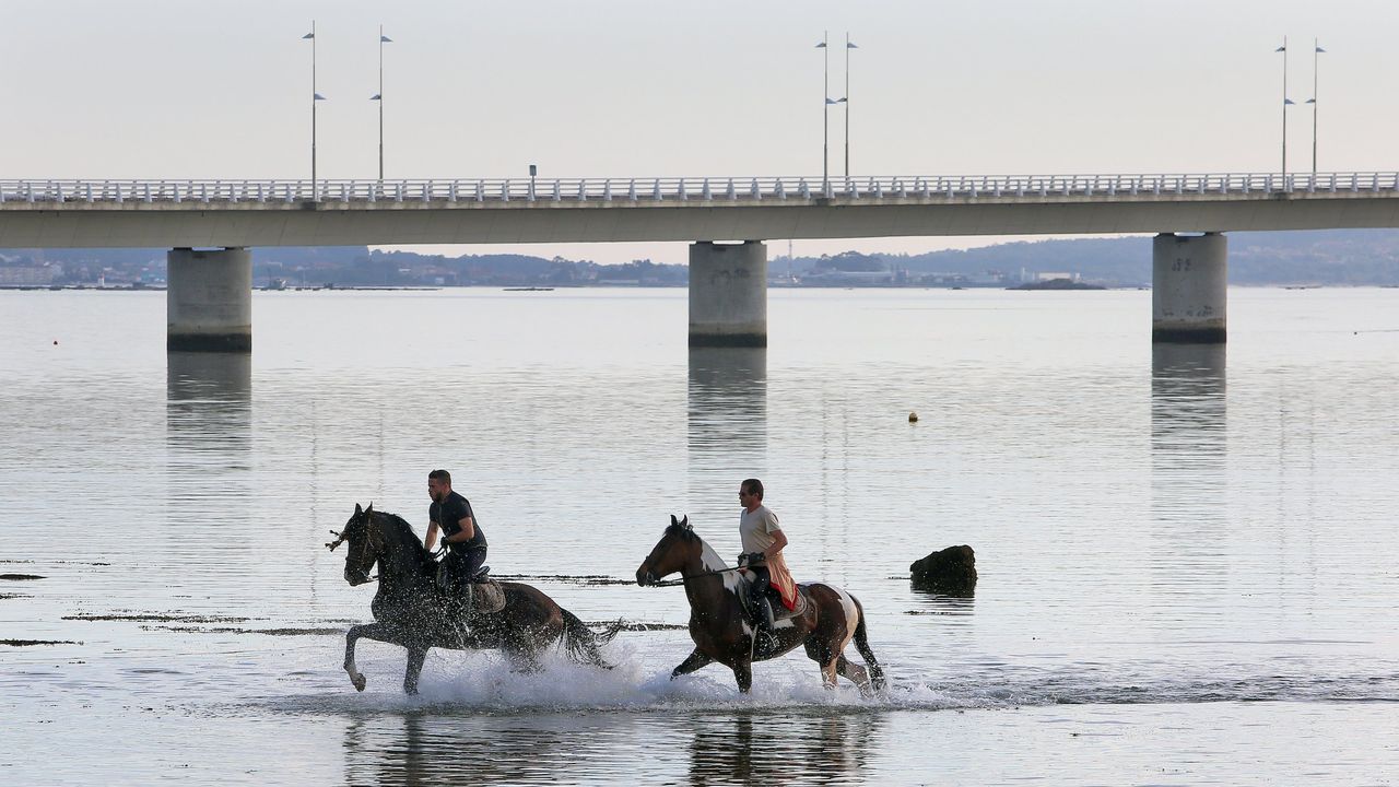 Dos jinetes en la playa de O Terrón