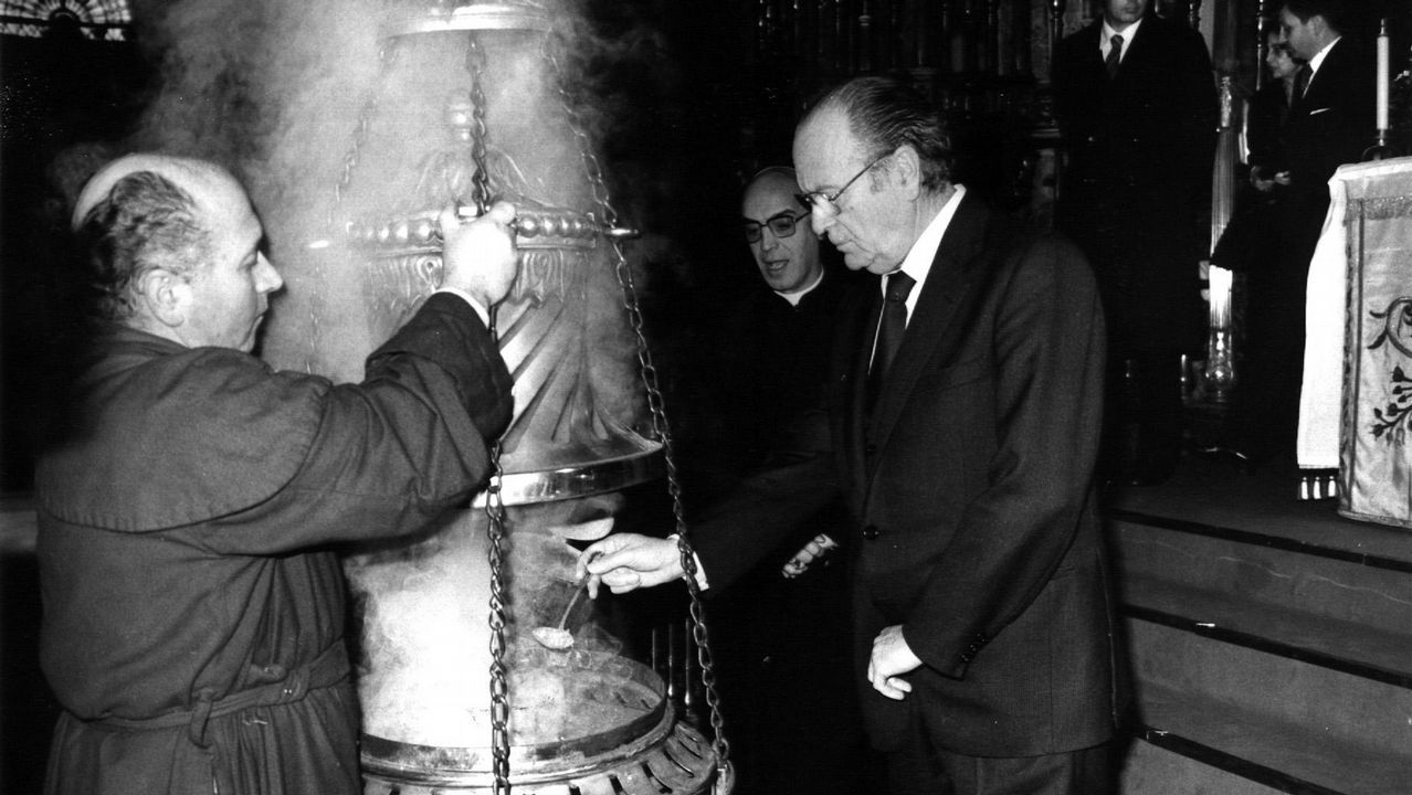Fernandez Albor, en una imagen de 1982, echando incienso en el botafumeiro durante la peregrinación de la Xunta a la Catedral de Santiago.