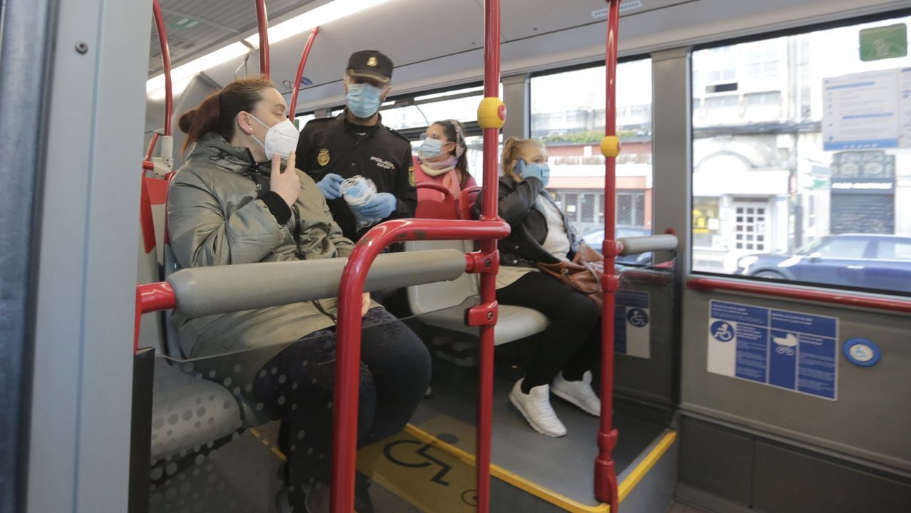 En A Coruña, como en otras ciudades, las Fuerzas y Cuerpos de seguridad estuvieron repartiendo mascarillas en el transporte público