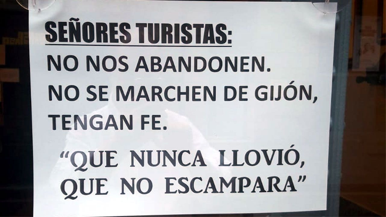 Cartel sobre el mal tiempo en Asturias en un establecimiento hostelero de Gijón 