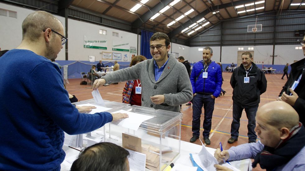 Vota Carlos Callón, cabeza de lista de Nós en A Coruña.