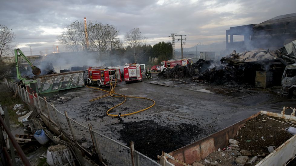 Cenizas tras el voraz incendio en la nave de reciclaje de Acteco en el polígono industrial de Sabón, en Arteixo
