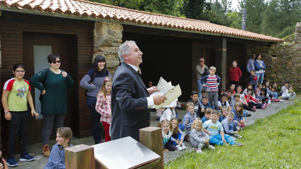 Alumnos de Mazaricos participan nunha visita teatralizada ás Torres do Allo cos Quinquilláns
