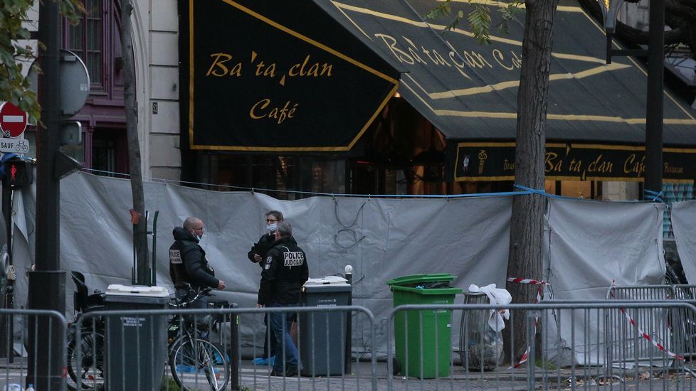 Agentes de policía en el exterior de la sala Bataclan.