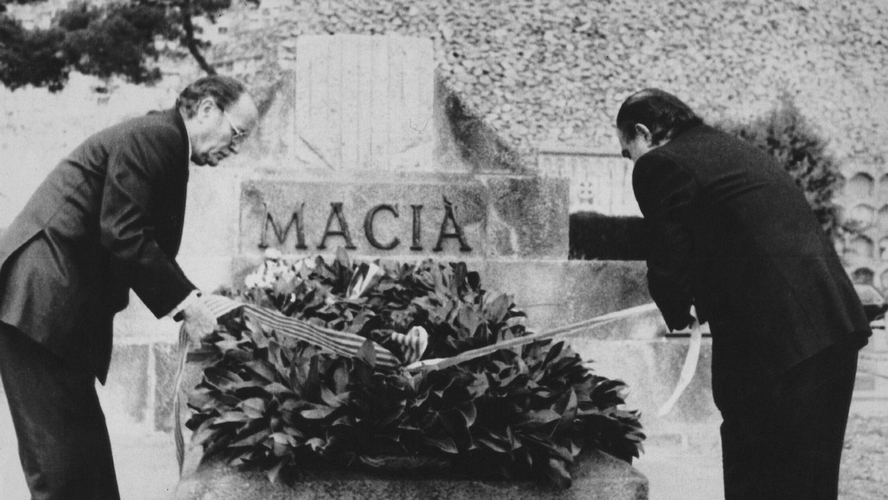 Fernández Albor, presidente de la Xunta de Galicia, y Jordi Pujol, presidente de la Generalitat, en una ofrenda floral ante el monumento al líder independentista catalán Francesc Maciá