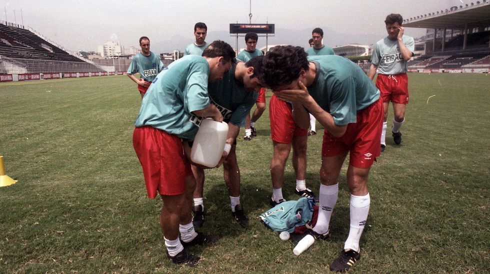 Los jugadores se refrescan tras uno de los entrenamientos en Río.