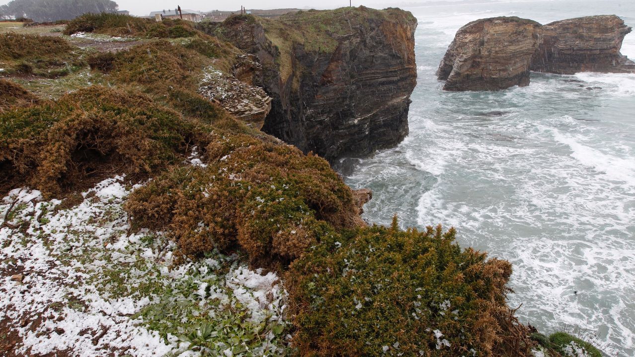 Nieve en los acantilados de la playa de As Catedrais