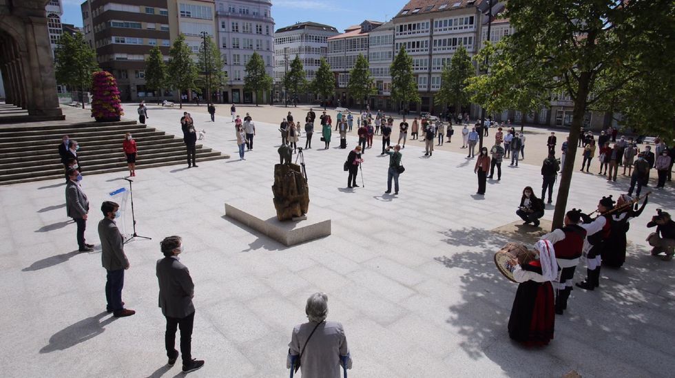 Primer acto institucional celebrado por el Concello en la remodelada plaza, con motivo del Dia das Letras Galegas dedicado a Carvalho Calero
