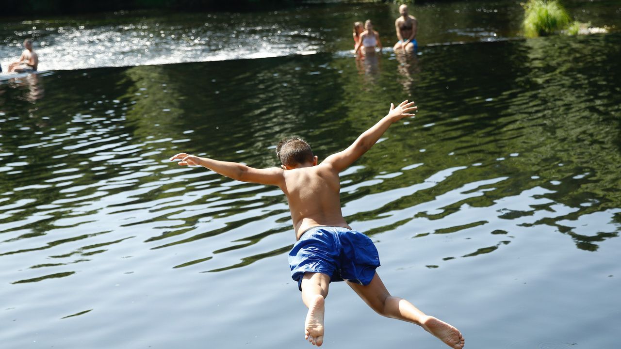 Bañistas en la playa fluvial de Tapia