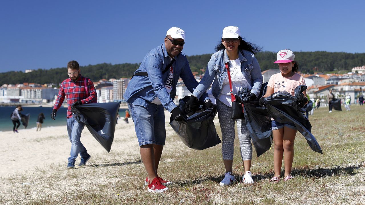 Limpieza multitudinaria de alumnos del Centro Británico que también se realizará en otros cinco arenales del norte de España EN LA PLAYA DE COROSO