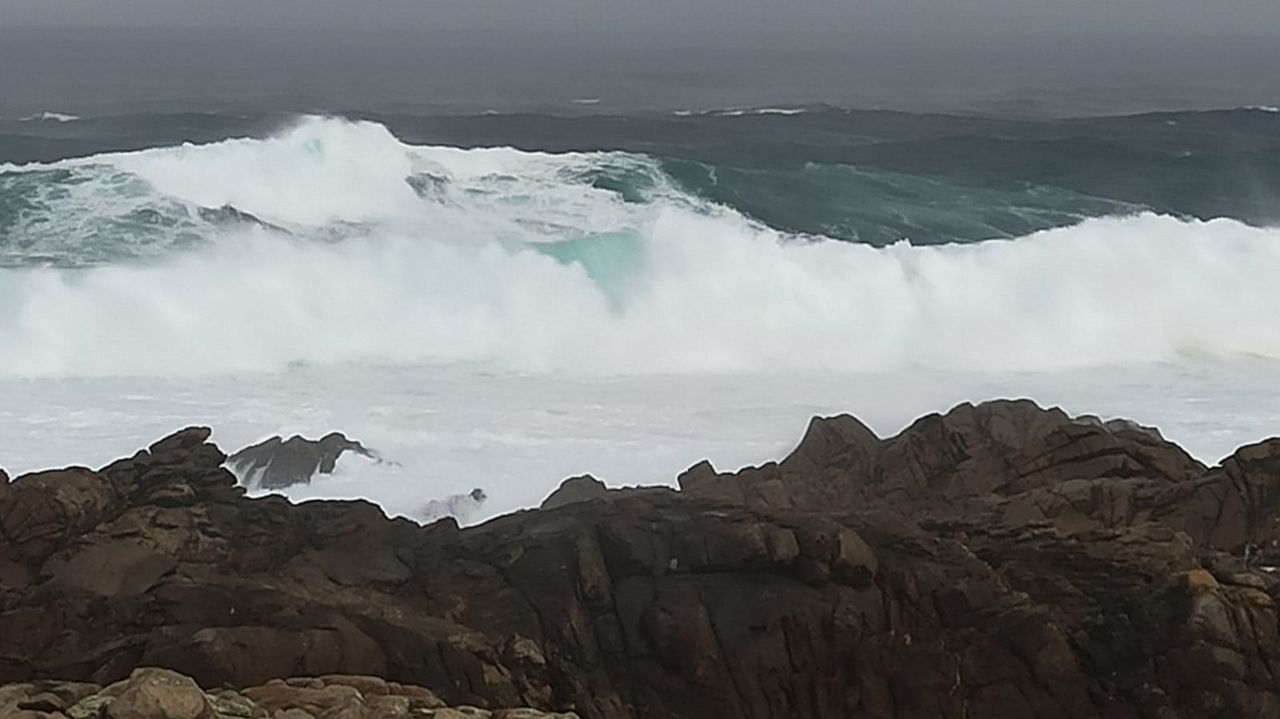 El fuerte oleaje ya se deja sentir en la costa de Corrubedo
