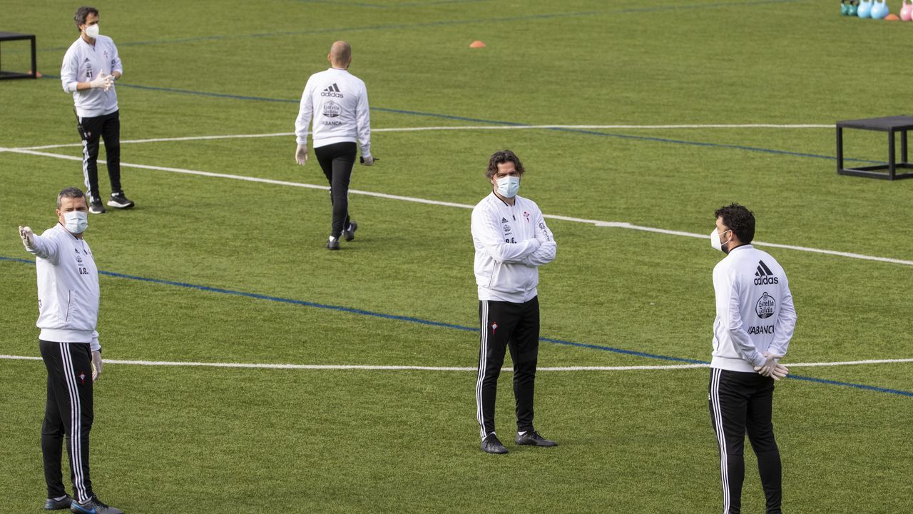 Uno de los jugadores del Celta, llegando a A Madroa a primera hora de esta mañana