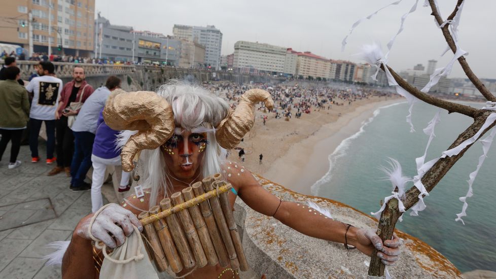 Así estaba la playa del Orzán a las 10.30 horas con los «sanjuaneros» tomando posiciones