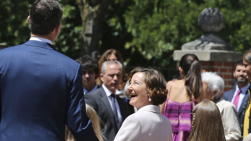 El rey Felipe conversa con Paloma Rocasolano.
