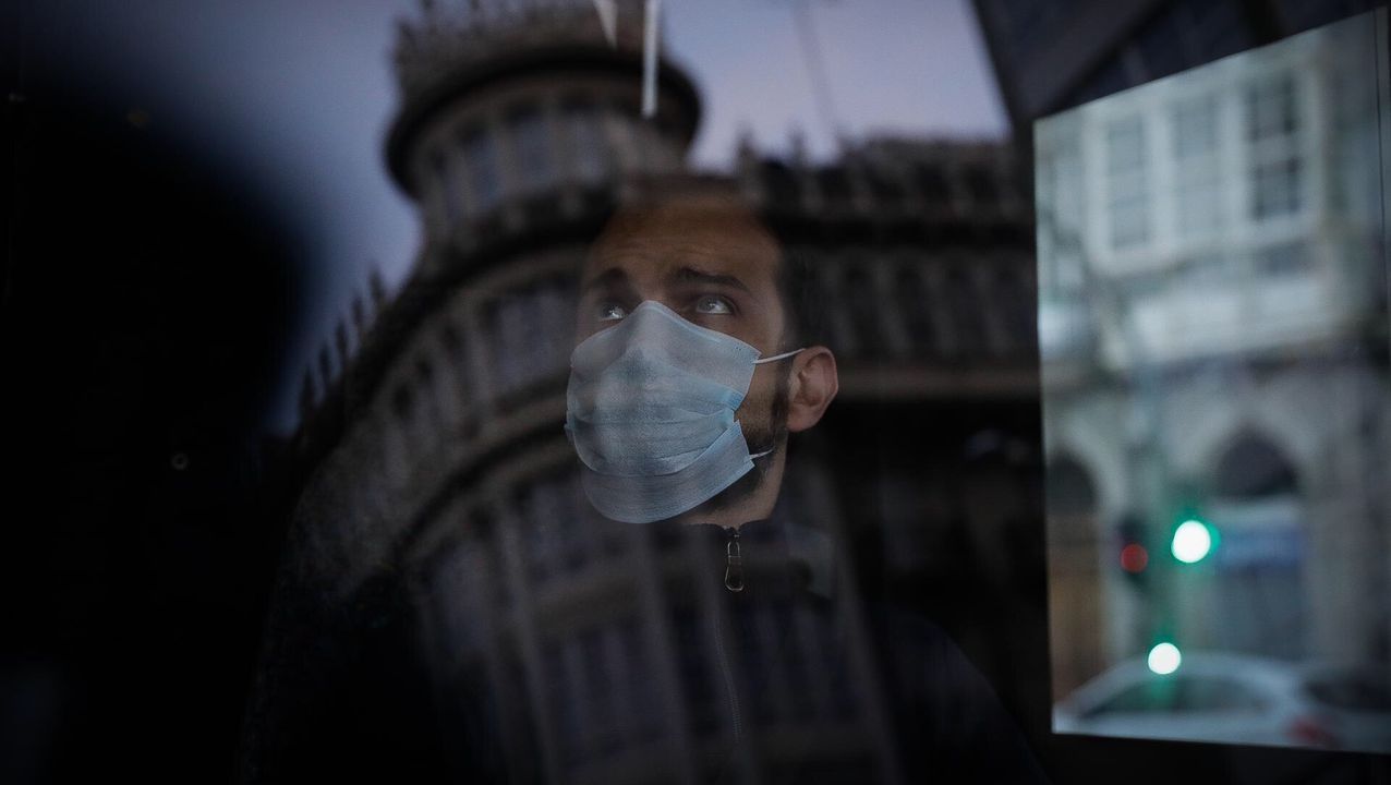 Reparto de mascarillas por las calles de A Coruña