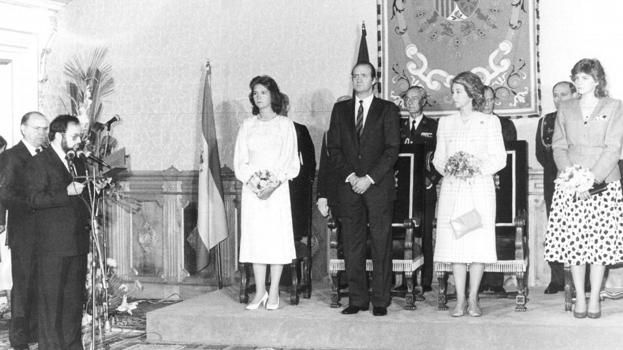 La familia real española en un acto del gobierno de la Xunta. Habla Xosé Luis Barreiro Rivas y detrás se sitúa el presidente de la Xunta, Fernández Albor.