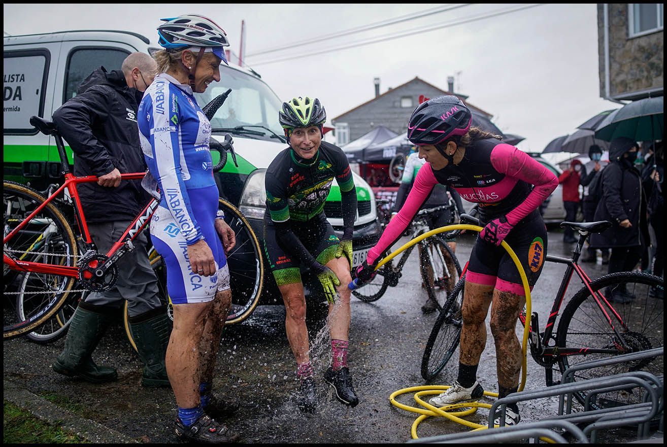 A mangueira elimina lama das bicis e dos corpos. Campionato de bicicross en Maceda. 26/12/2021