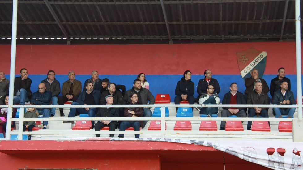 Gran ambiente en las gradas del estadio de Calabagueiros durante el CD Barco-UD Paiosaco
