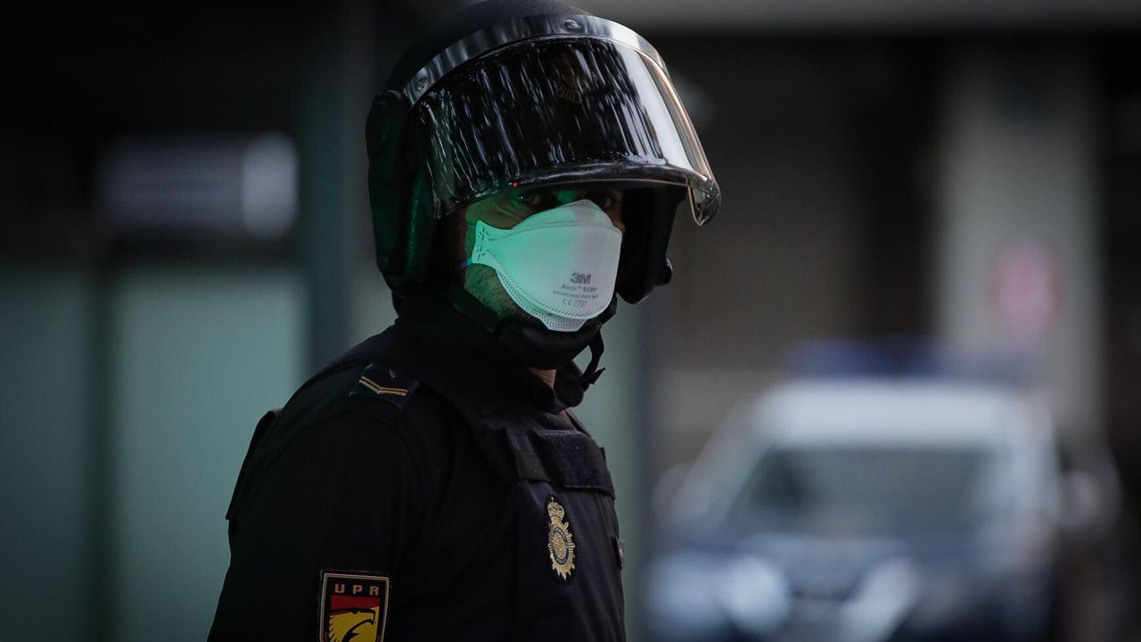 Reparto de mascarillas por las calles de A Coruña