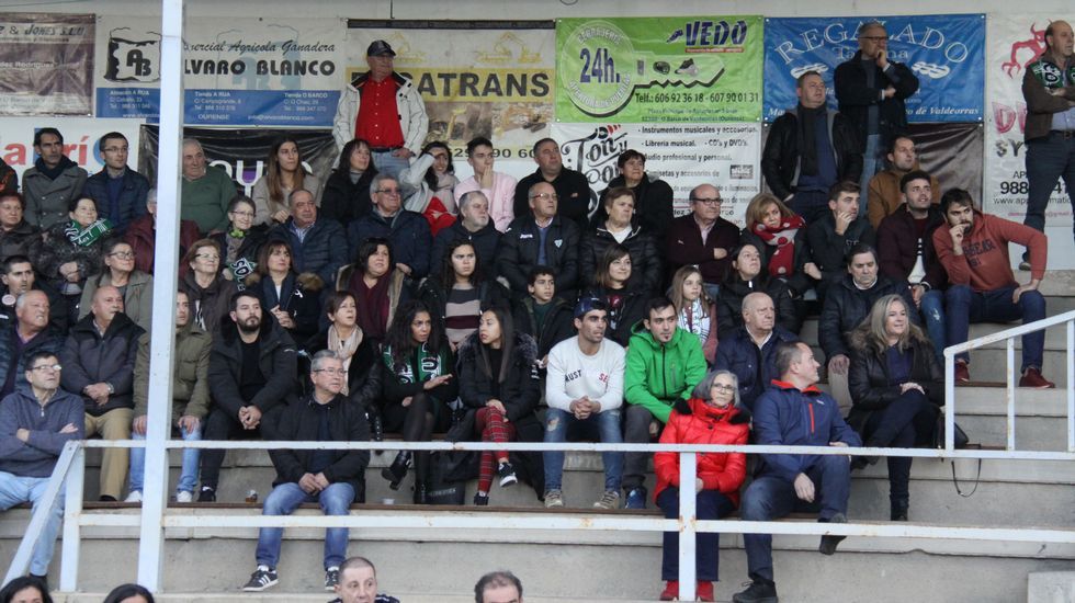 Gran ambiente en las gradas del estadio de Calabagueiros durante el CD Barco-UD Paiosaco