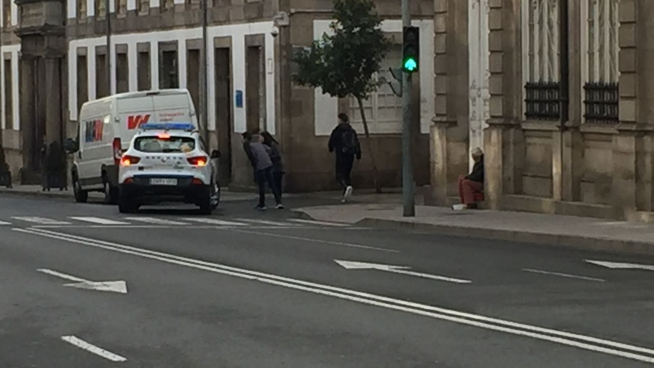 Policía informandoa los viadantes en la calle Progreso