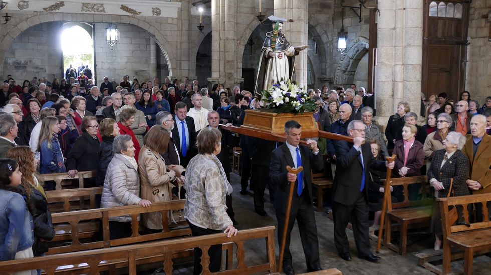 La lluvia no pudo con el puente.En el conjunto de san Domingos en Ribadavia se celebró la procesión de san Pedro, abogado de los males de la cabeza