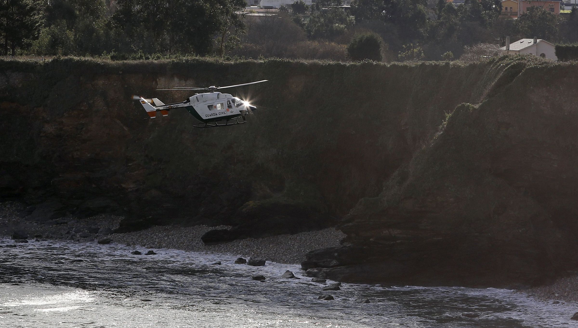 Helicoptero da garda civil no operativo de b�squeda de un anci�n en Cangas de Foz. 13/01/2023