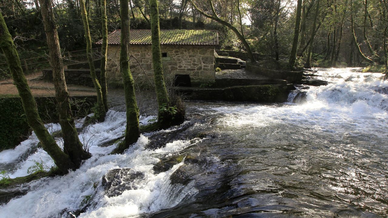 Los saltos de agua a lo largo de la ruta son un espectáculo estos días de invierno