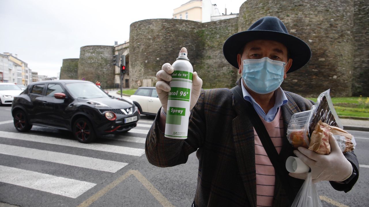 Con mascarillas por las calles de Lugo