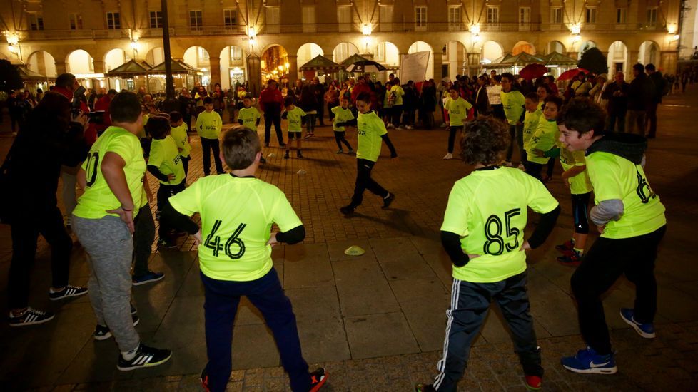 Niños del equipo de fútbol EIRIS entrenando en la plaza de María Pita para protestar por la falta de luz en su campo