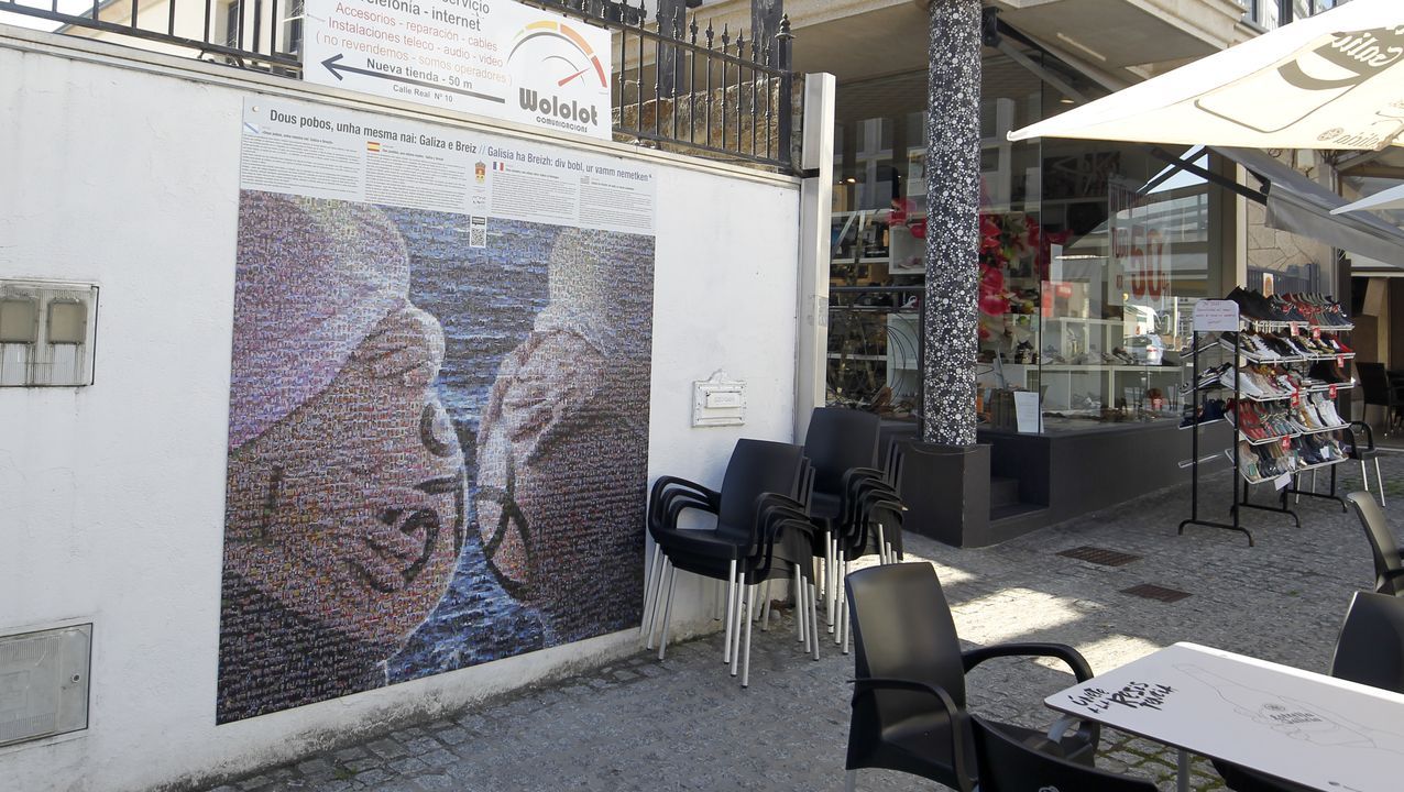Mosaico fotográfico sobre las culturas gallega y bretona, de Xurxo Guitián, en la calle Real