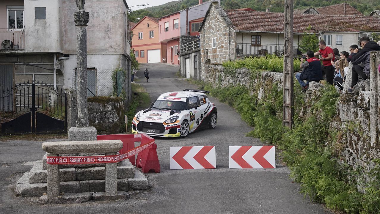 A todo gas en el pueblo de Barroso.La curva del Cruceiro fue un buen escenario para disfrutar del Rali de Ourense