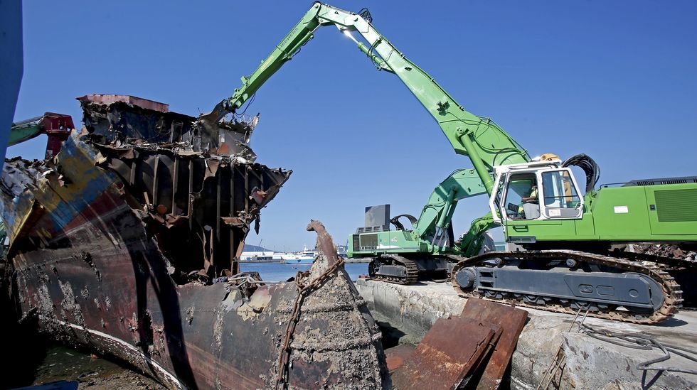Desguace del atunero Albacora Diez en el puerto de Marín
