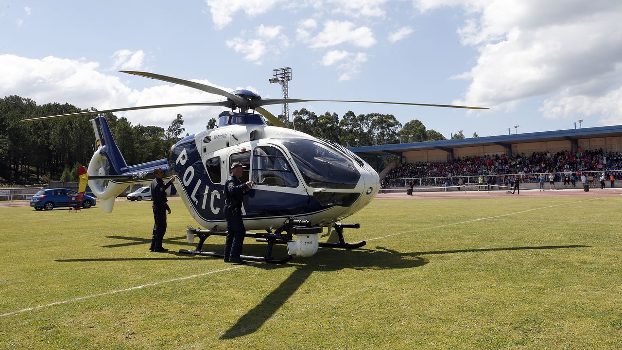Exhibicion de la Policía Nacional para los escolares de Ribeira con helicoptero, caballería, perros de rastreo