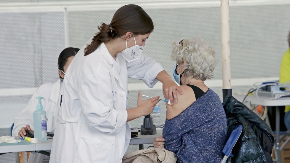 Vacunación masiva contra el Covid-19 con AstraZeneca para personas de entre 60 y 65 años en el recinto ferial de Pontevedra