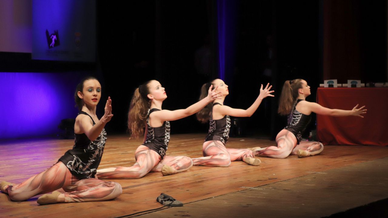 Los m�s peque�os de Ribeira celebraron el D�a del �rbol.Clara Millares, en el mismo instante en que los �rbitros la declararon vencedora