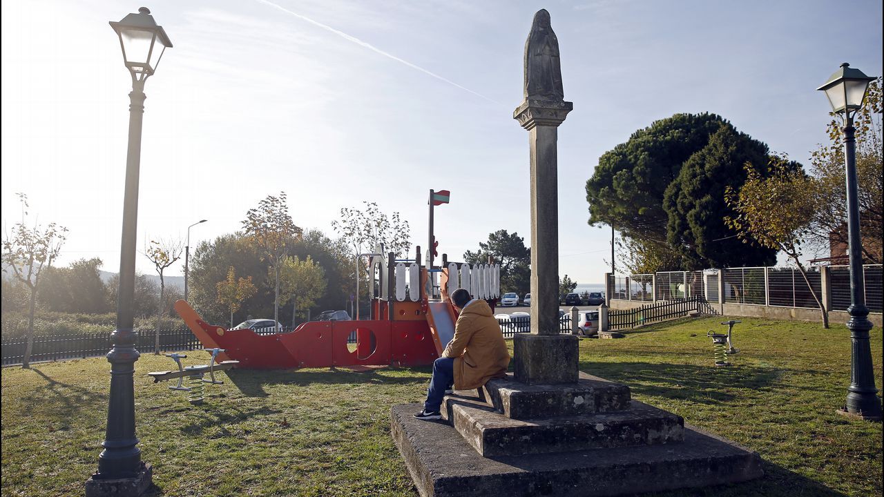 Chequeo al parque infantil de Olveira.