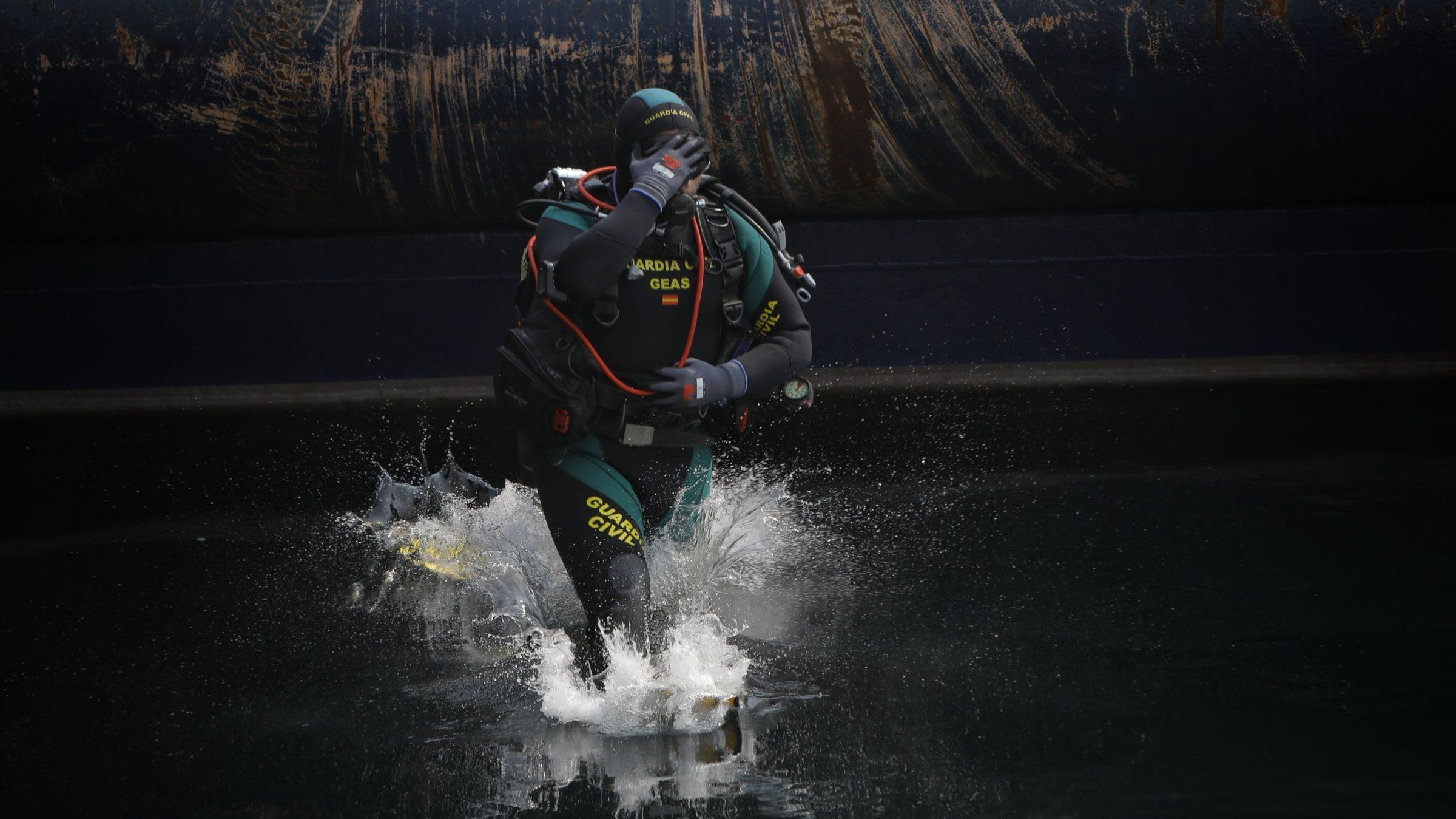 Un mergullador do Grupo Especial de Actividades Subacuticas da Garda Civil, lnzase a auga para proceder ao izado do coche que se precipitou ao mar dende o porto de Sada. 19/09/2024