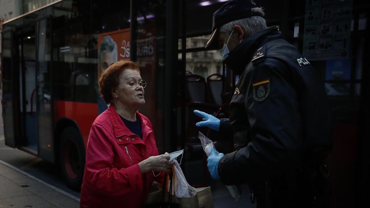 Reparto de mascarillas por las calles de A Coruña