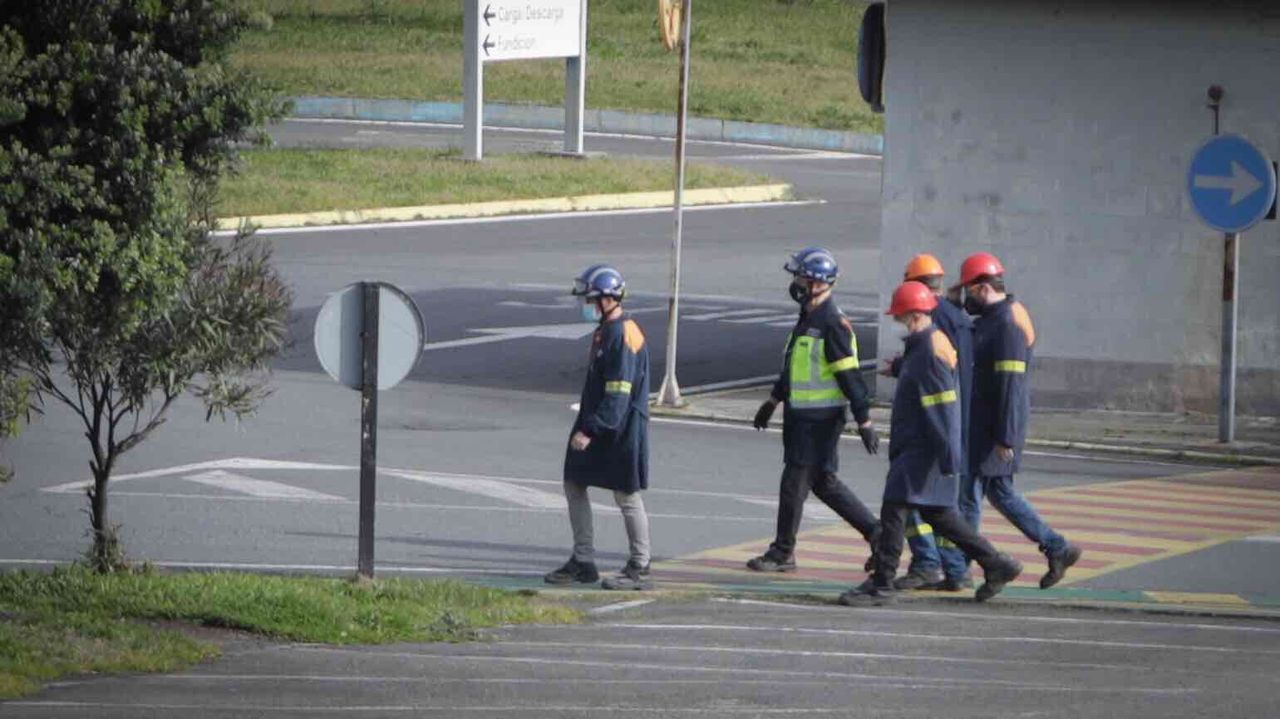 udef.Agentes en la planta coruñesa de Alu Ibérica