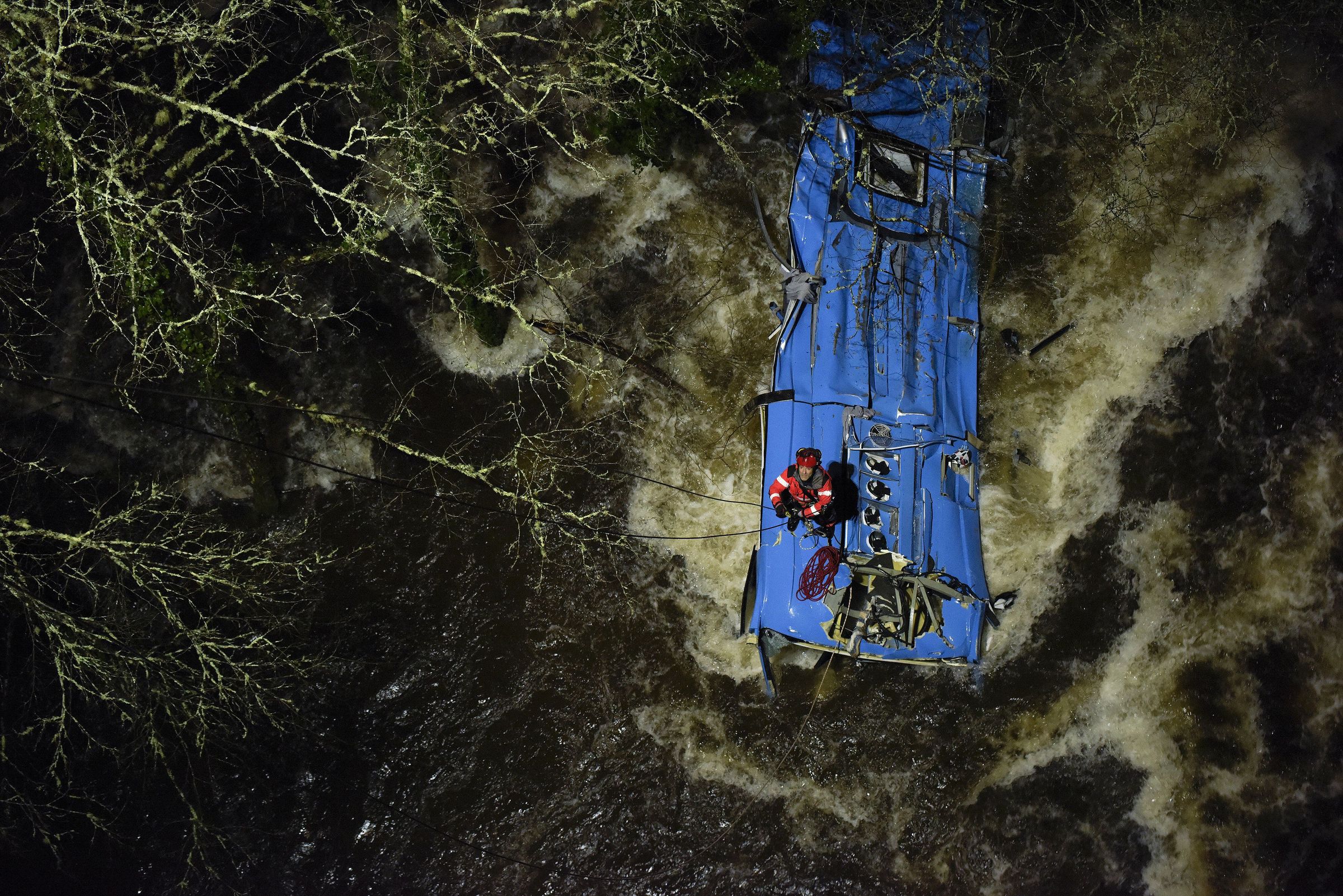 El�accidente tuvo lugar cuando el bus�se sali� de la v�a en la N-541 y se precipit� el r�o L�rez en Pedre (Cotobade)