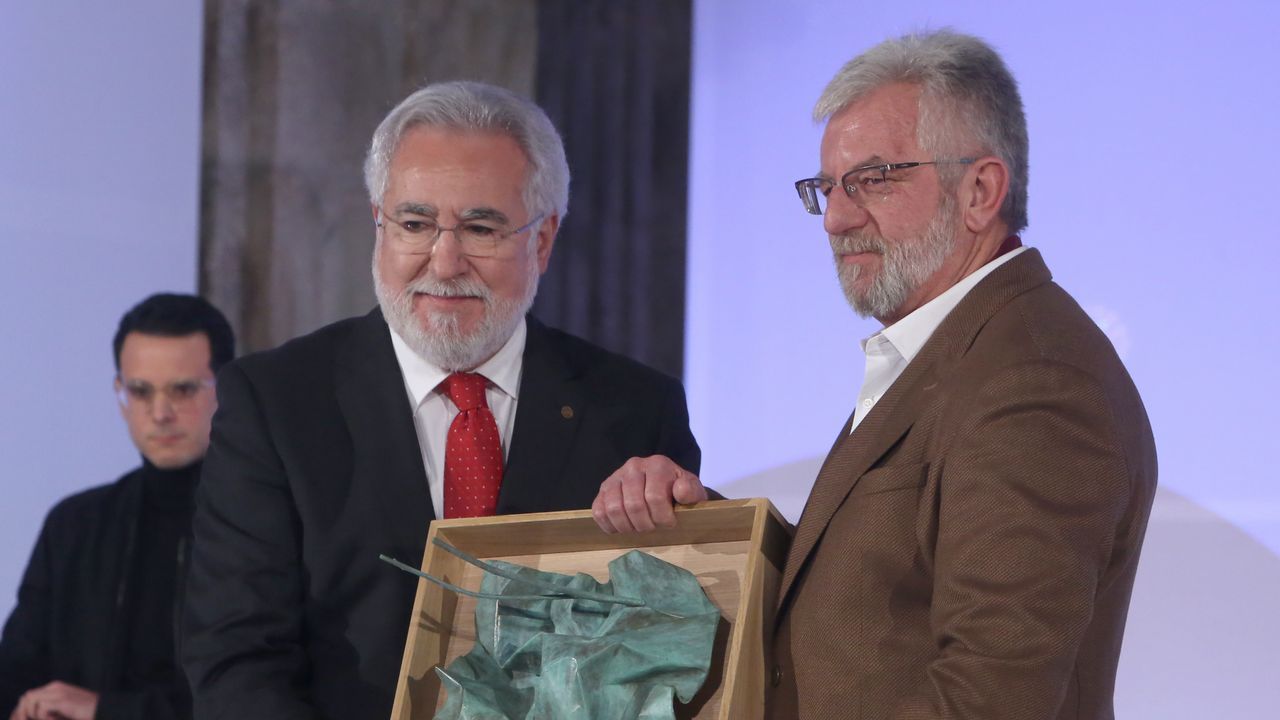 Miguel Santalices entregou o premio a Xosé María Álvarez Cáccamo