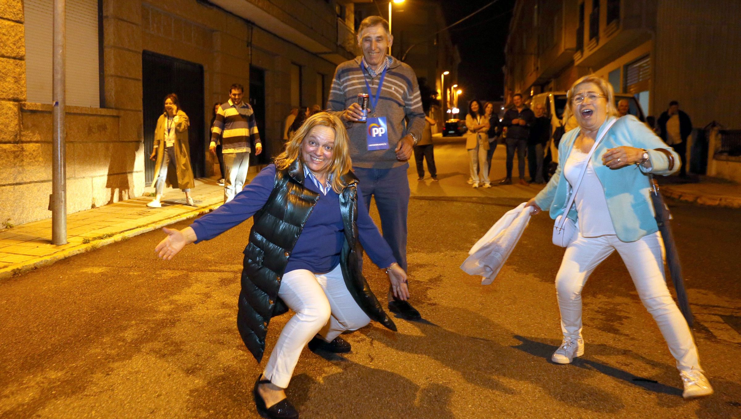 Simpatizantes do PP celebran en Vilanova de Arousa os resultados electorais. 28/05/2023