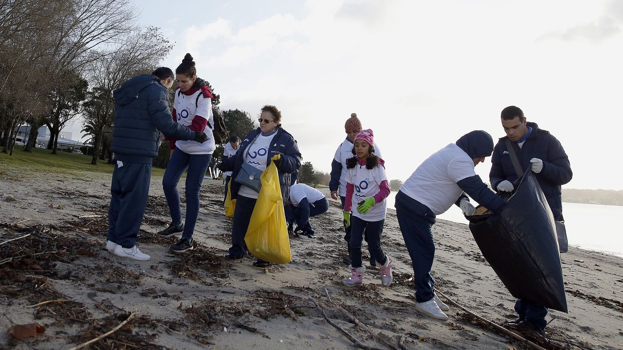 boiro. limpieza de playa de barraña del programa ecomar de jealsa