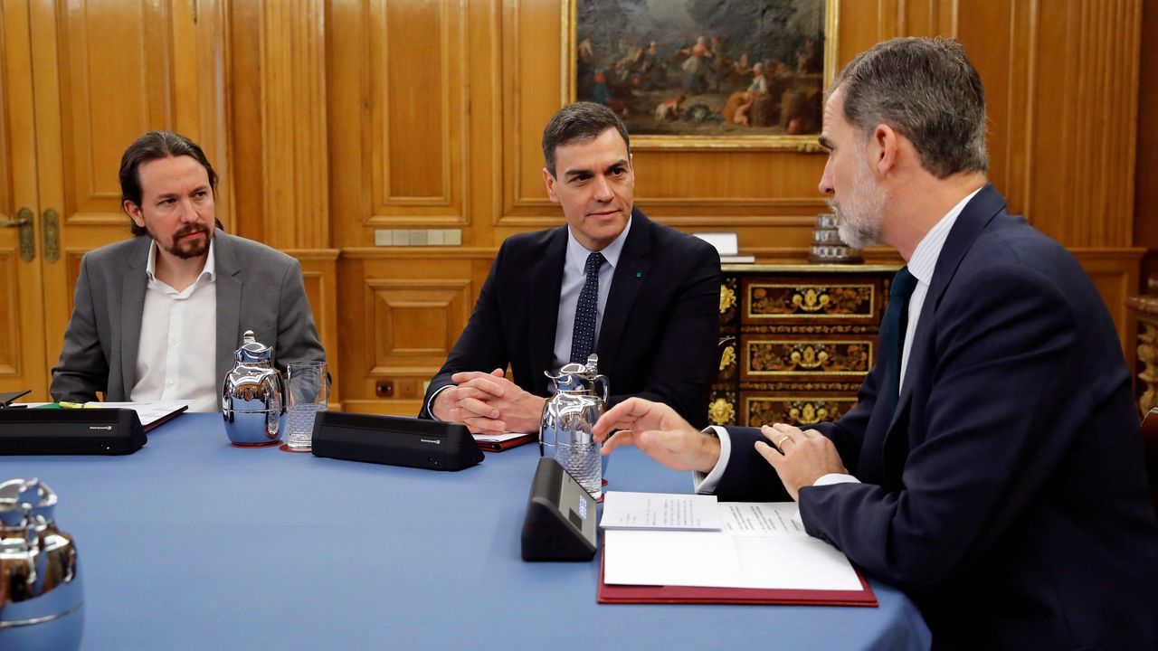 Felipe VI saluda al vicepresidente del Gobierno, Pablo Iglesias