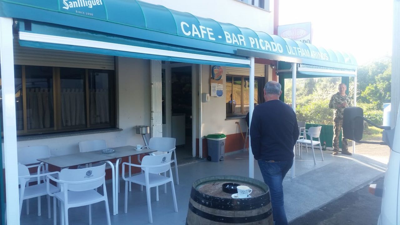 Terraza en el café bar Picado, en Mugardos