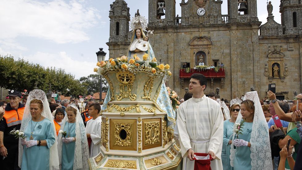 Multitudinaria procesión de Os Milagros en el santuario de Monte Medo en Baños de Molgas