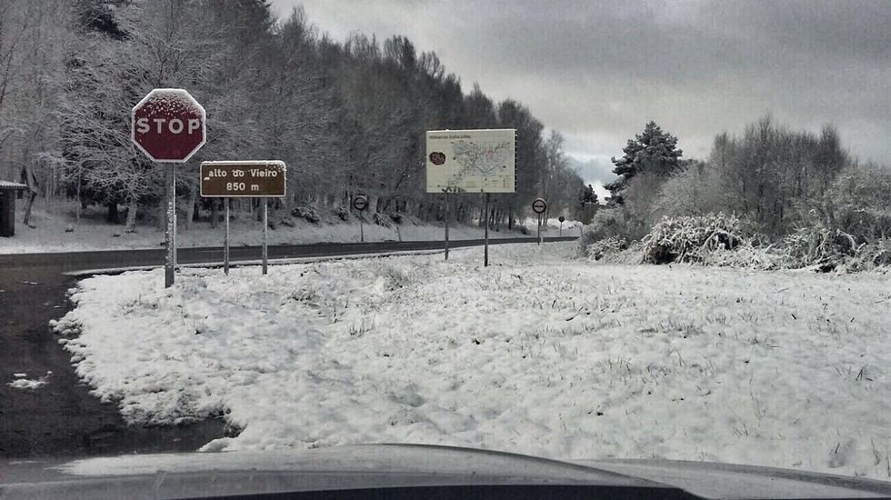 Segundo día de nevadas en Ourense.Nieve en el Alto do Vieiro, en la carretera de Ourense a Bande